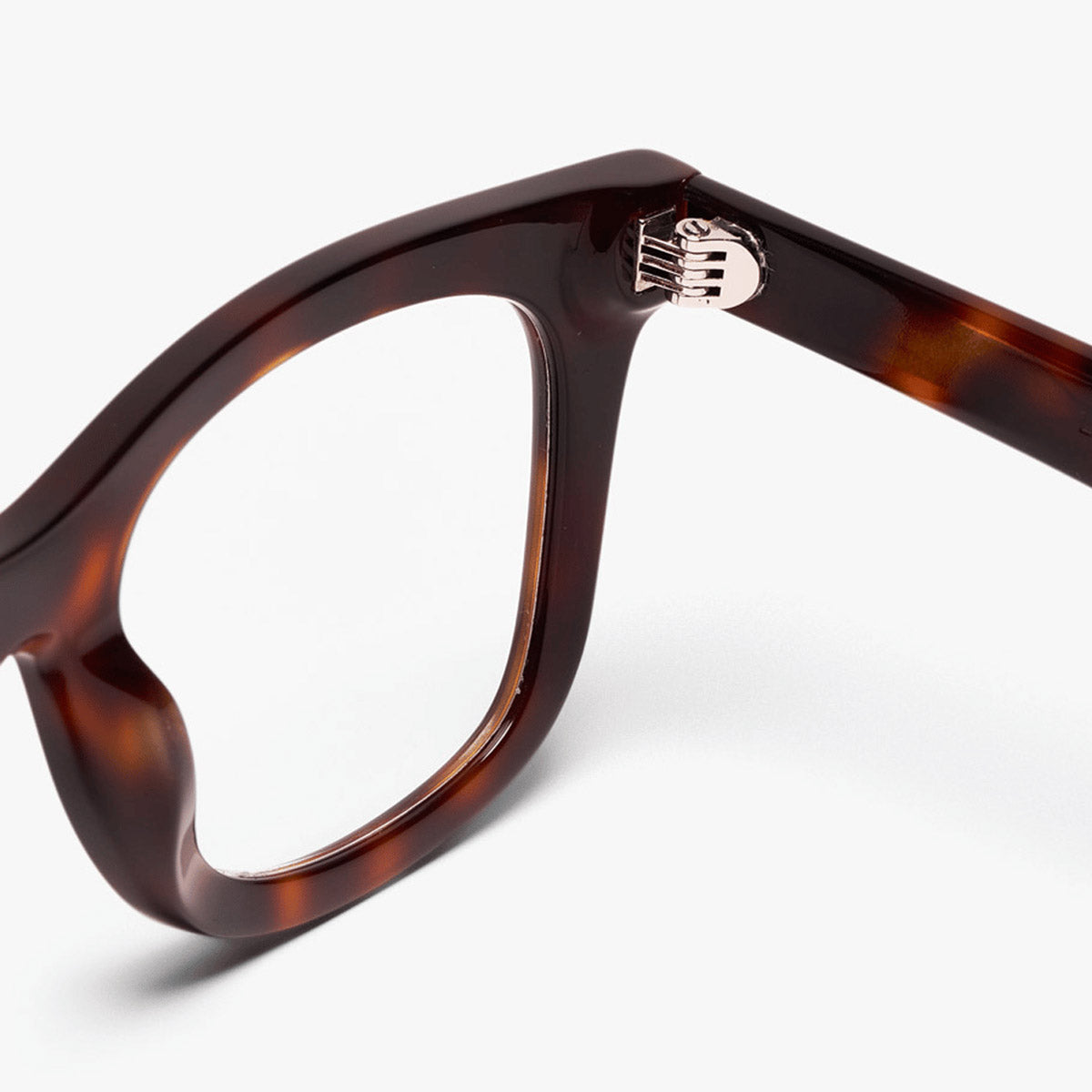 Luxreaders stylish Samsø Light Turtle Reading glasses. Made from Bio-acetate in a Square shape.