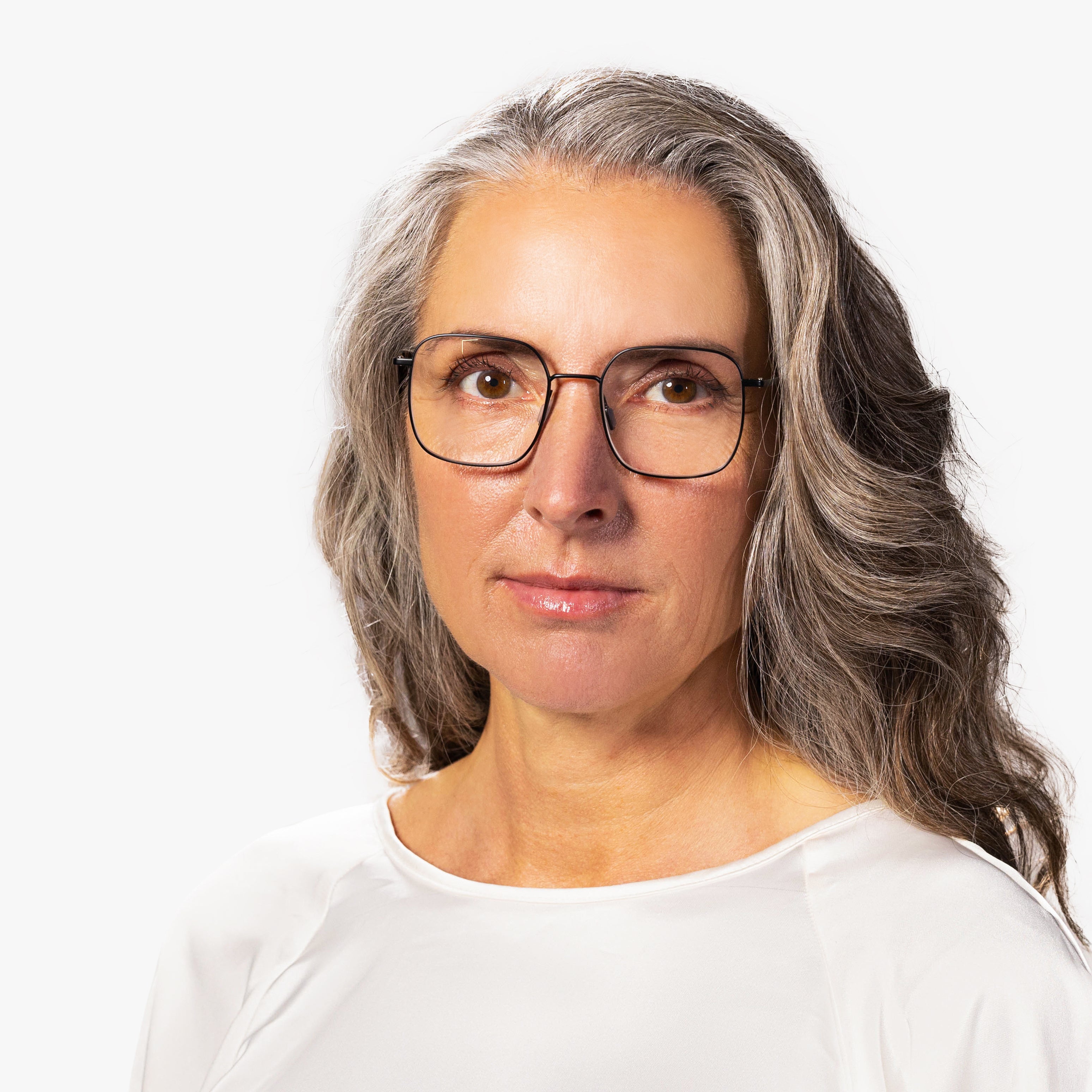 Person wearing Båstad Black reading glasses with a sleek design