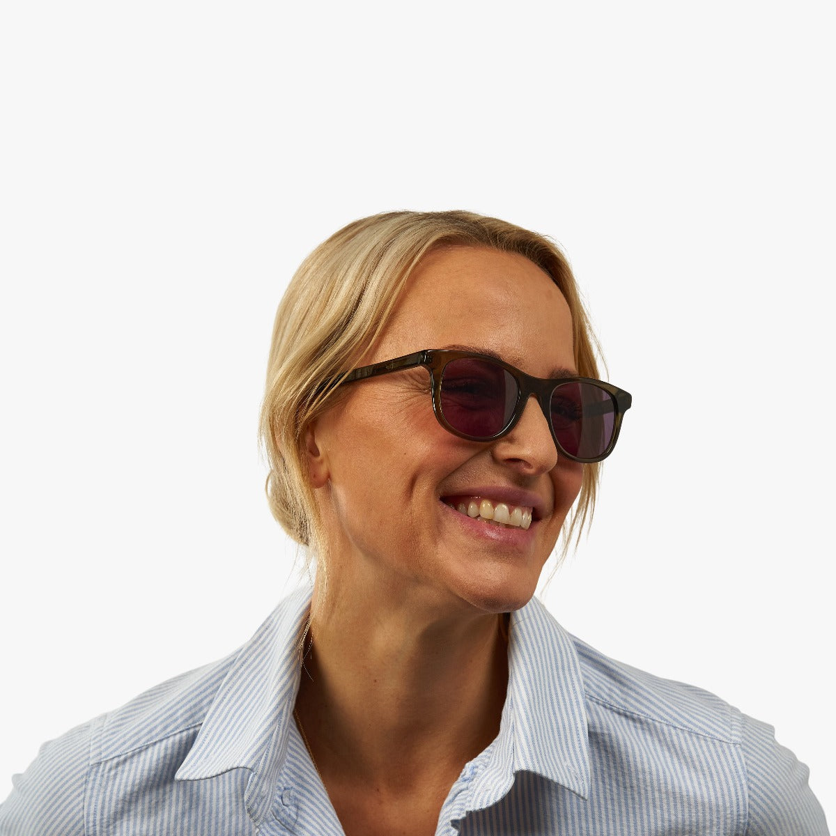 Person wearing Malmö Shiny Olive sunglasses with dark lenses
