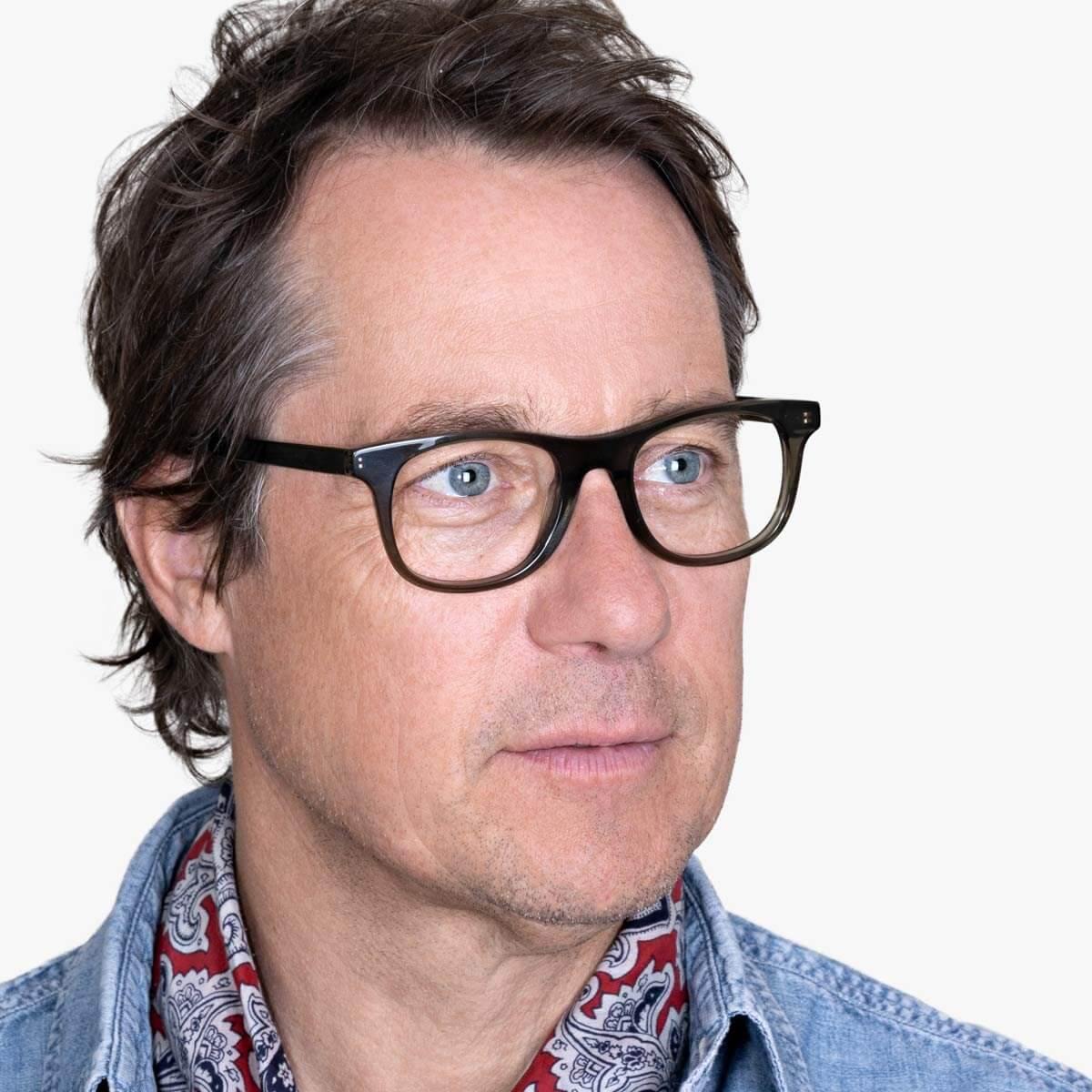 mens-malmo-shiny-olive_reading-glasses_male-model-1.jpg?v=1771426052&width=1200