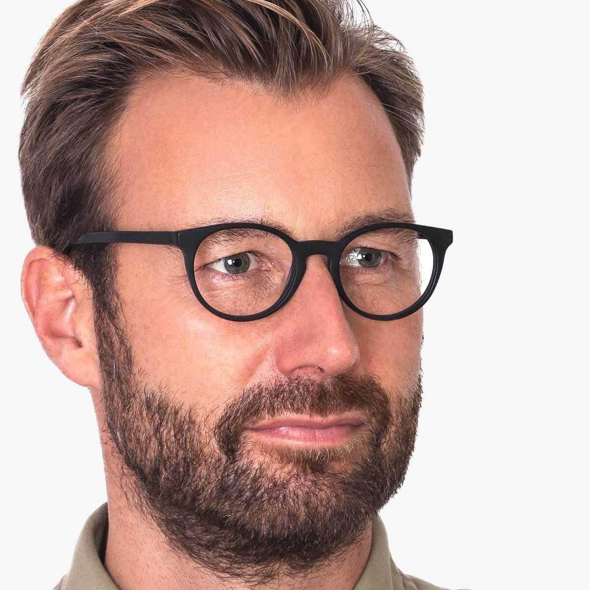 Person wearing Men's Örebro Black glasses